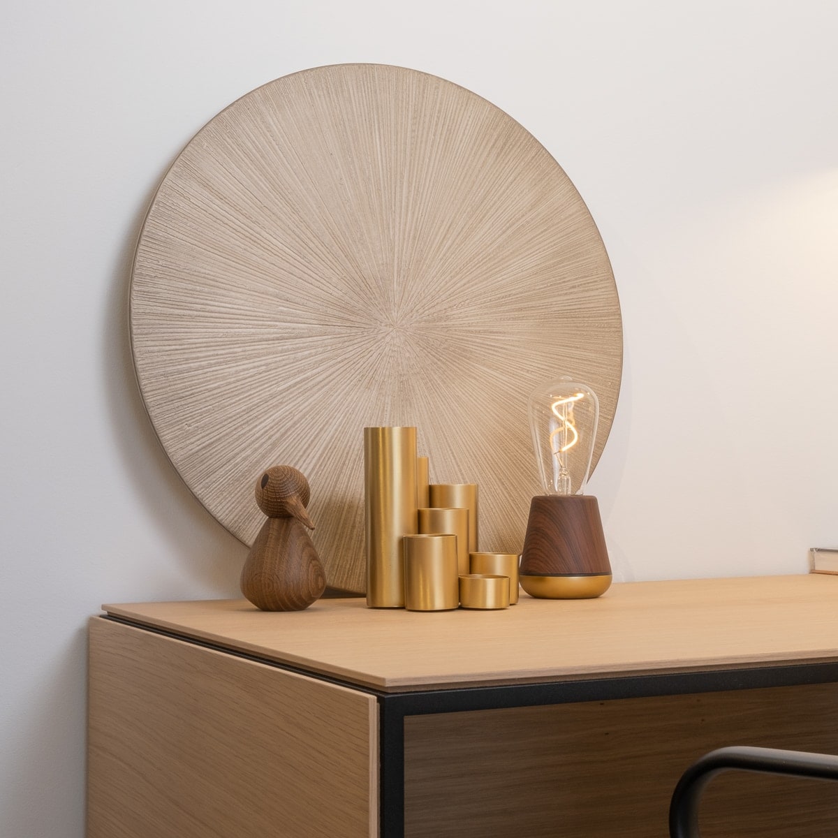 Humble One Oplaadbare Tafellamp Walnoot│Draadloos│Humble Lights│art. HUMTL00104│op houten bureau naast diverse accessoires