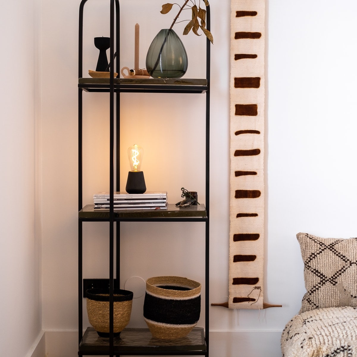 Humble One Oplaadbare Tafellamp Black Wood│Draadloos│Humble Lights│art. HUMTL00109│in woonkamer op rek met diverse accessoires