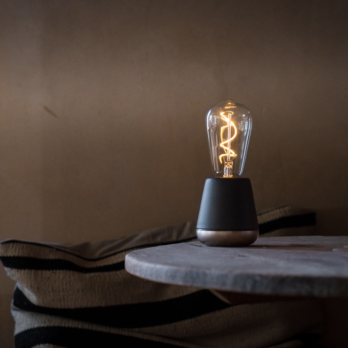 Humble One Draadloze Tafellamp Donkergrijs│Oplaadbaar│Humble Lights│art. HUMTL00101│op marmeren tafel met licht aan