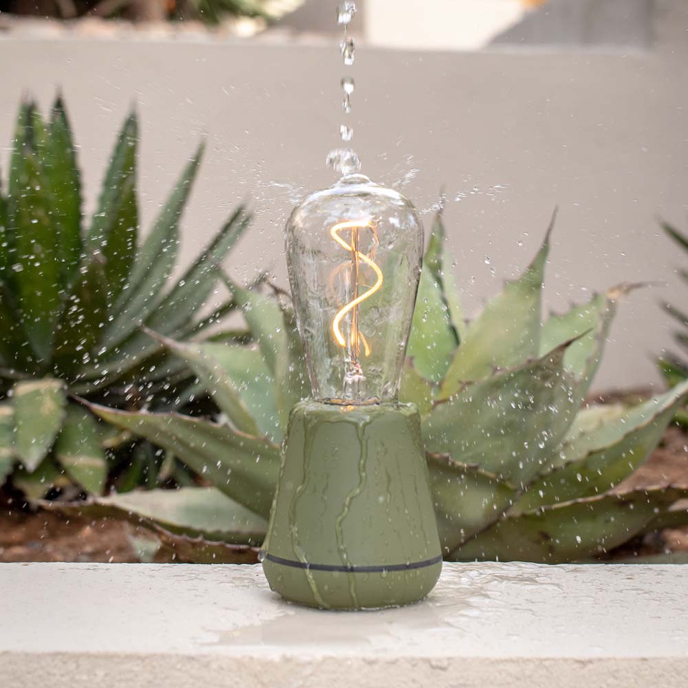 Humble One Outdoor Oplaadbare Tafellamp Moss│Buitenverlichting│art. HUMTL00117│in tuin met waterspetters