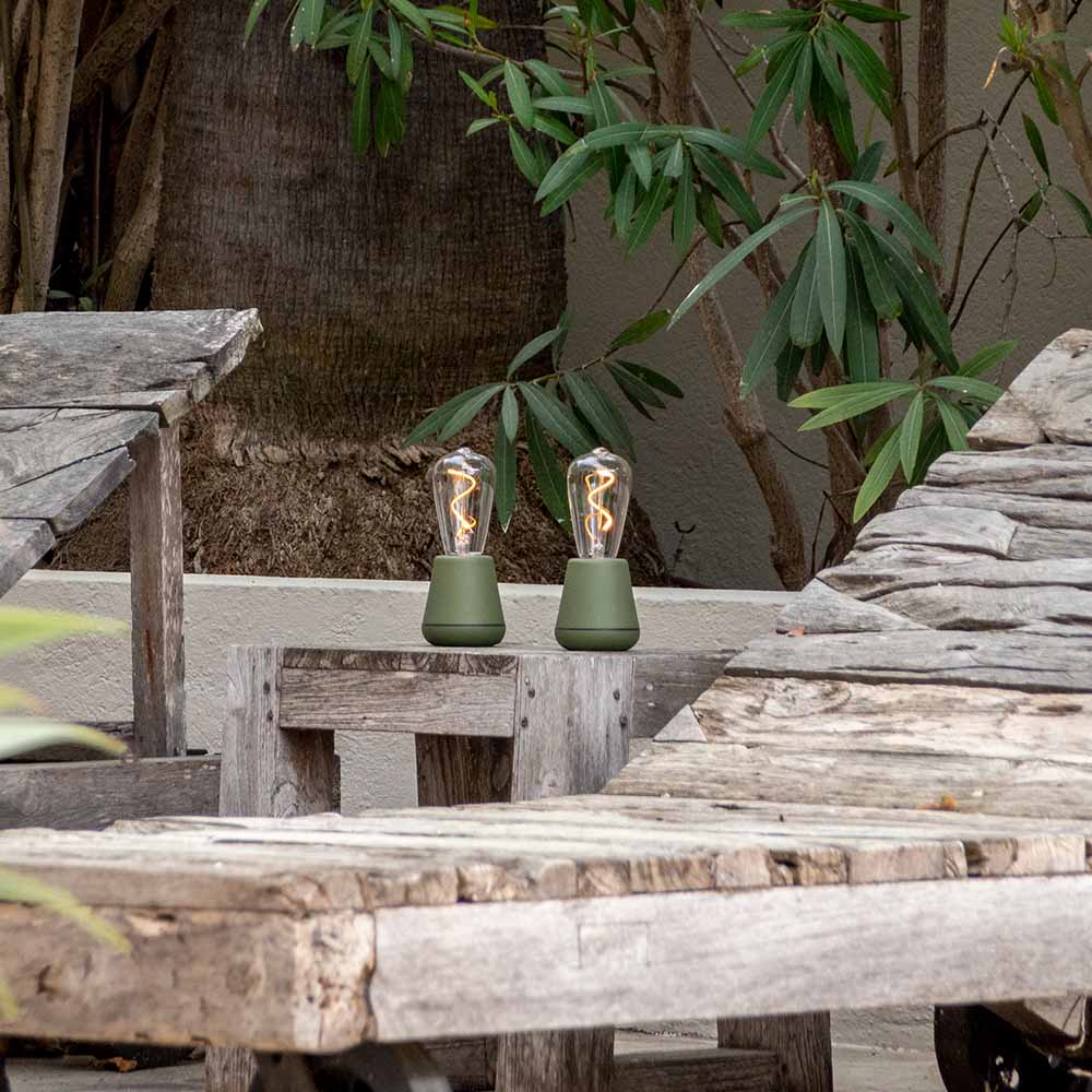 Humble One Outdoor Oplaadbare Tafellamp Moss│Buitenverlichting│art. HUMTL00117│tweemaal op houten buitentafel