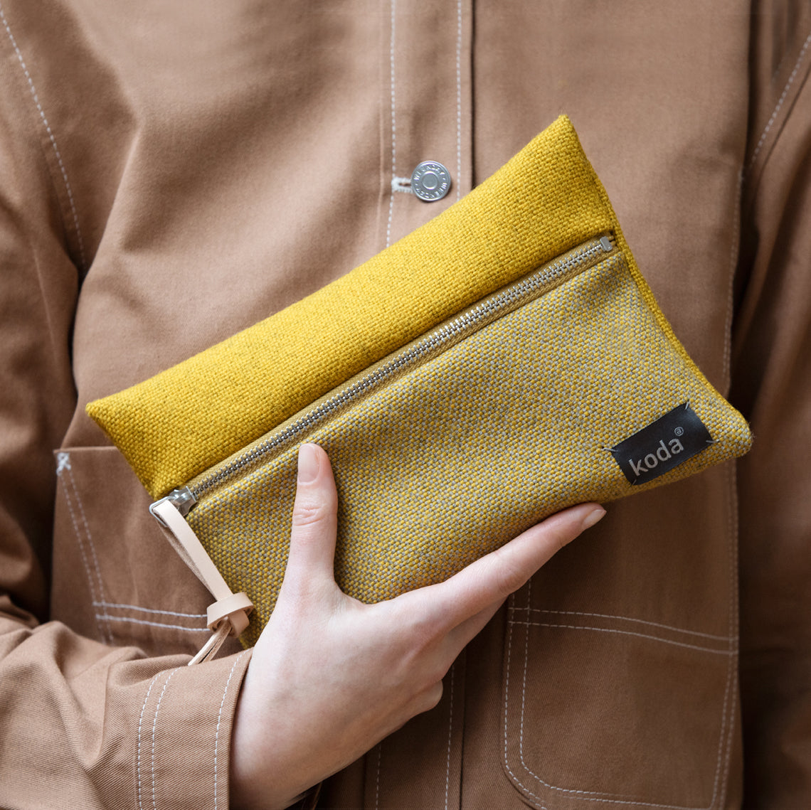 Etui Horizon H003│Mustard Yellow│Koda Amsterdam│in hand gedragen