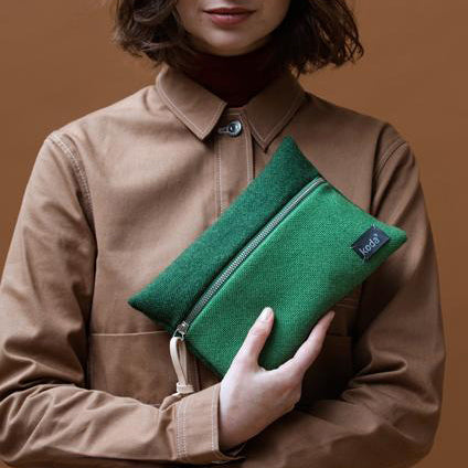 Etui Horizon H003│Mustard Yellow│Koda Amsterdam│in hand met beige kleding op achtergrond