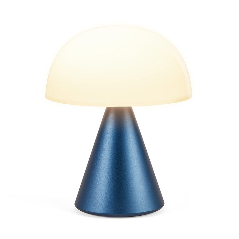 Lexon Mina large Oplaadbare Tafellamp Donkerblauw│LH65MDB│vooraanzicht met warm licht aan