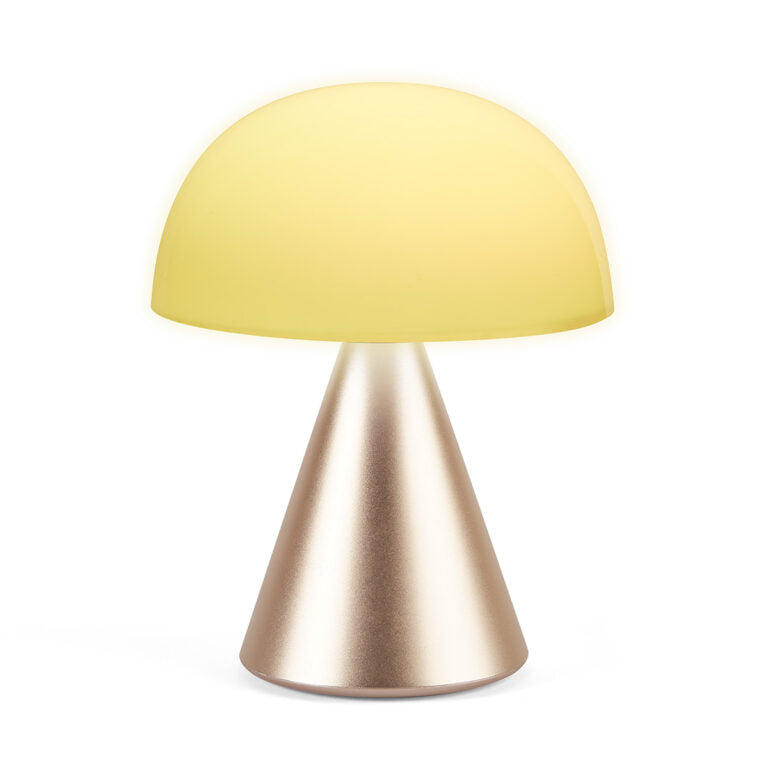 Lexon Mina Large Oplaadbare Tafellamp Goud│art. LH65MD│vooraanzicht met geel licht aan