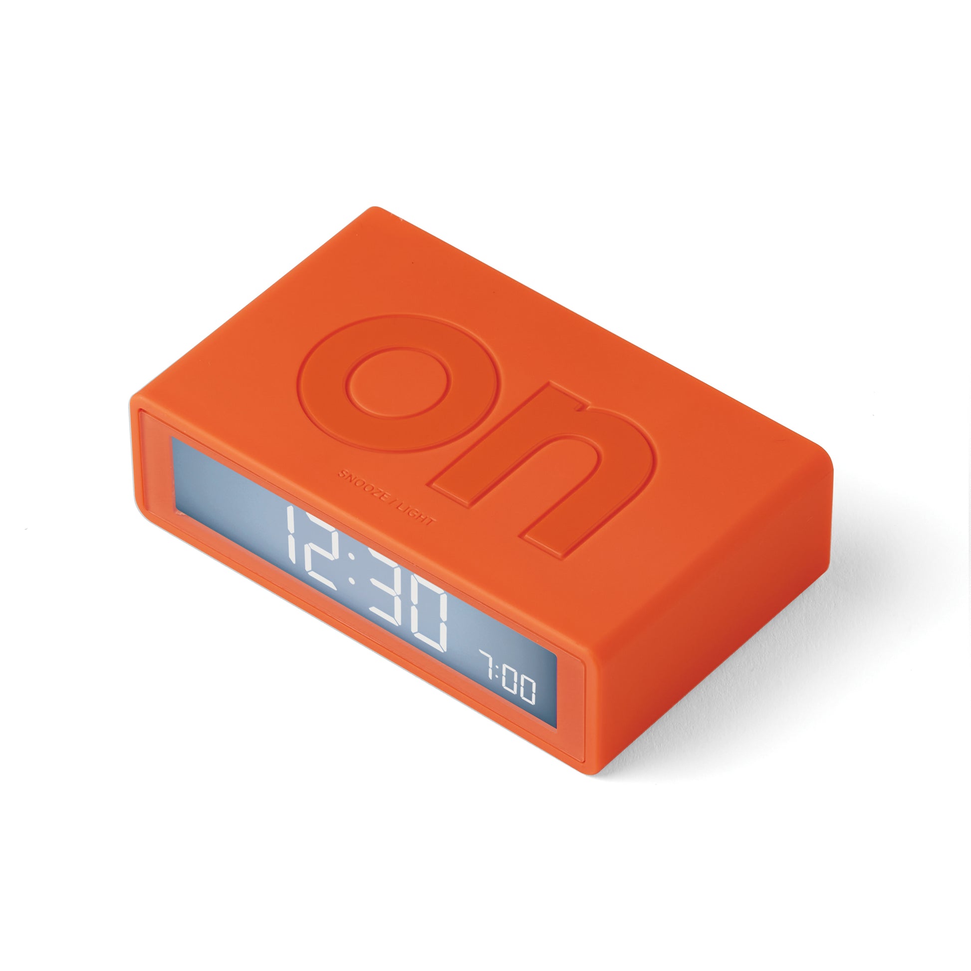 Lexon Flip Reiswekker Digitaal│Oranje│bovenkant met verlichting aan en ON-teken naar boven