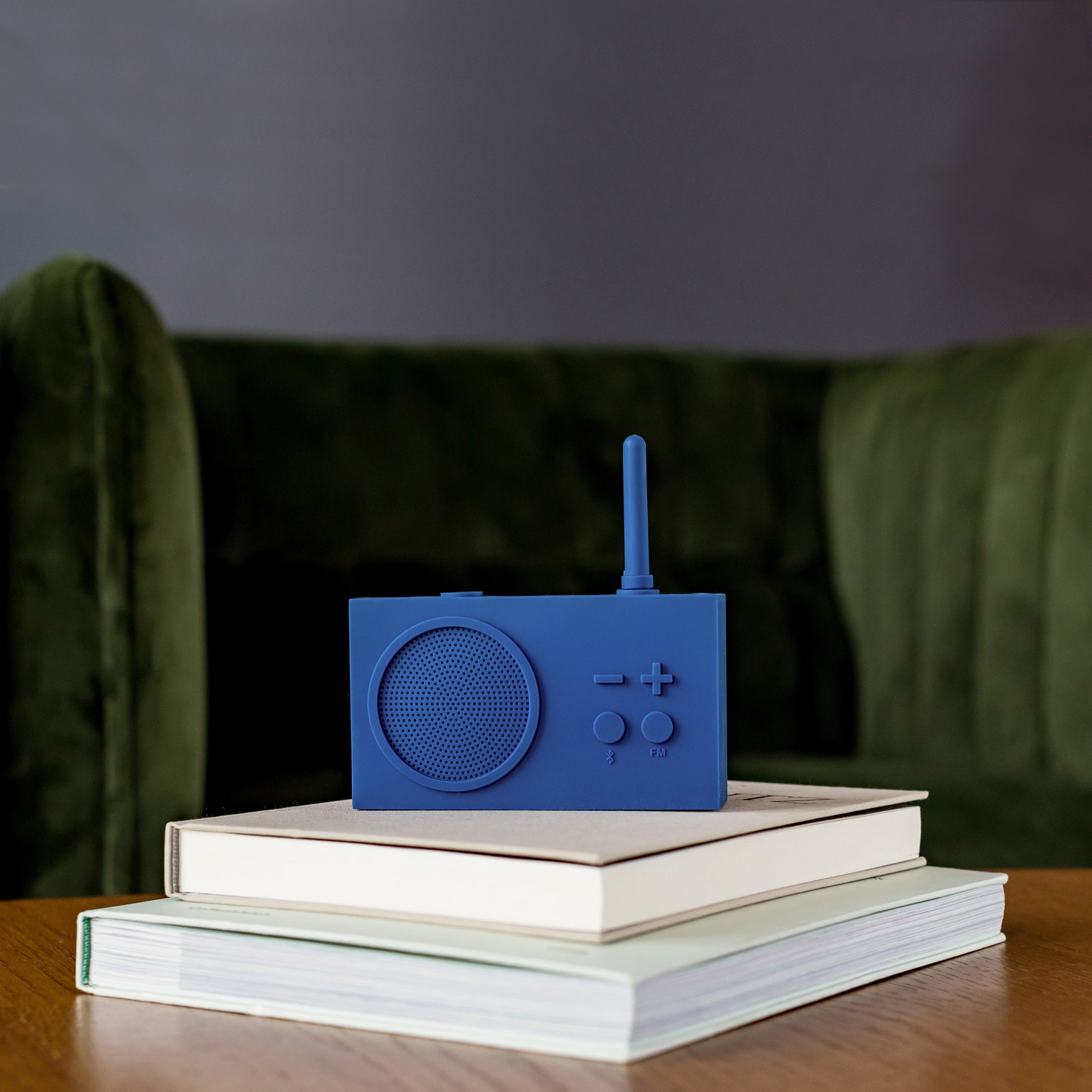 Lexon Tykho-3 FM Radio en Bluetooth-speaker│Donkerblauw│oplaadbaar│art. LA119DB9│op salontafel met boeken