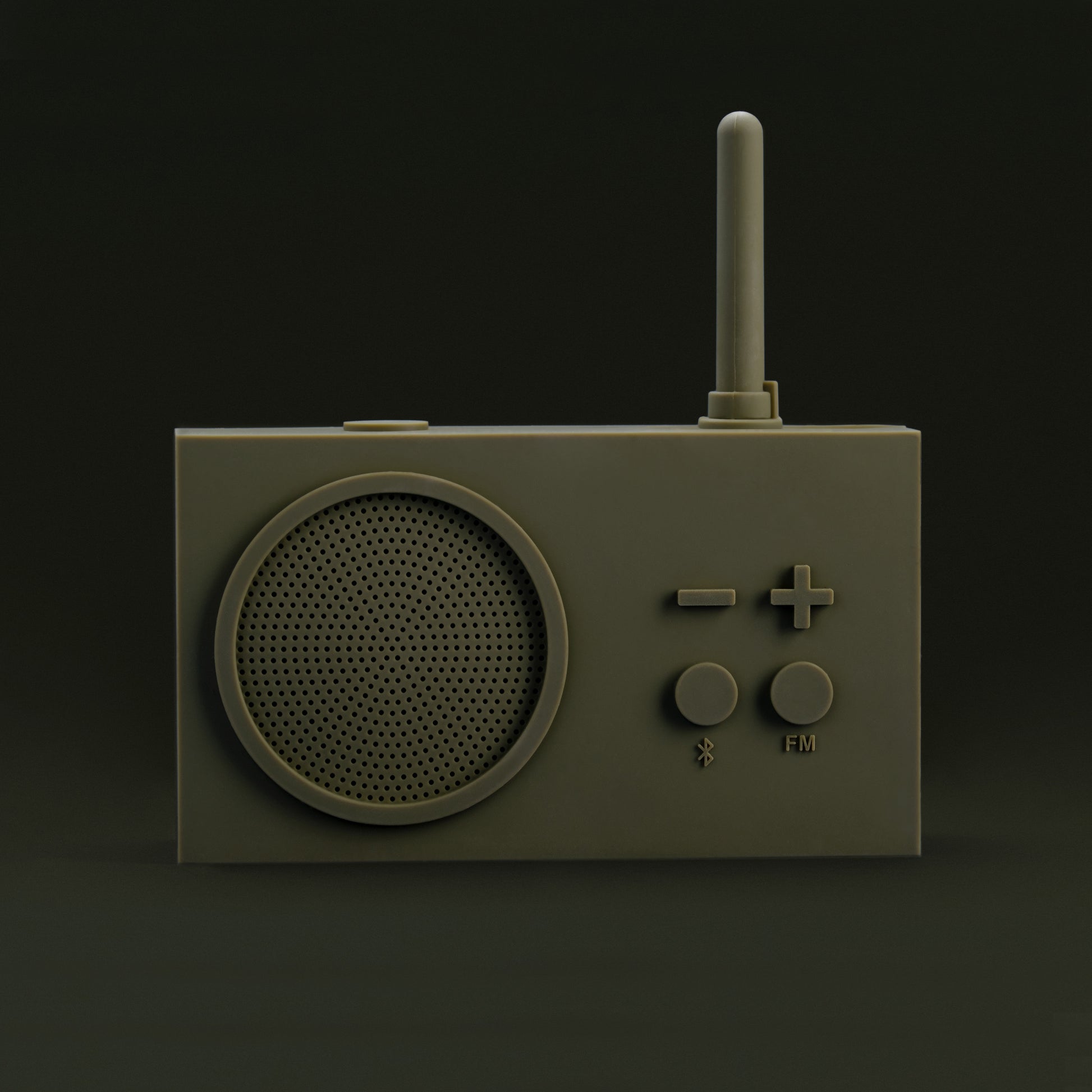 Lexon Tykho-3 FM Radio en Bluetooth-speaker│oplaadbaar en waterbestendig│art. LA119K9│voorkant met donkrgroene achtergrond