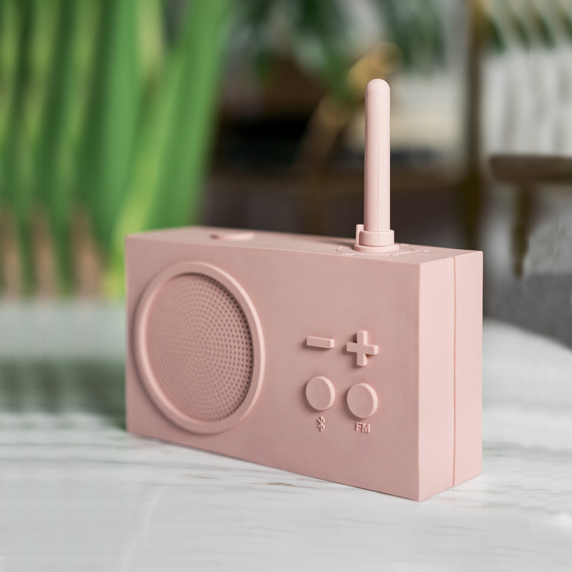 Lexon Tykho-3 FM Radio en Bluetooth-speaker│Roze│oplaadbaar│art.LA119P8│op marmeren tafel
