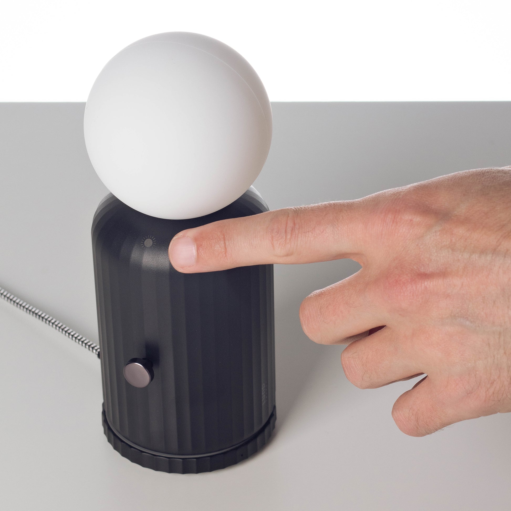 Original Lamp Zwart│Lund London│art. 7477│met vinger aan touchknop