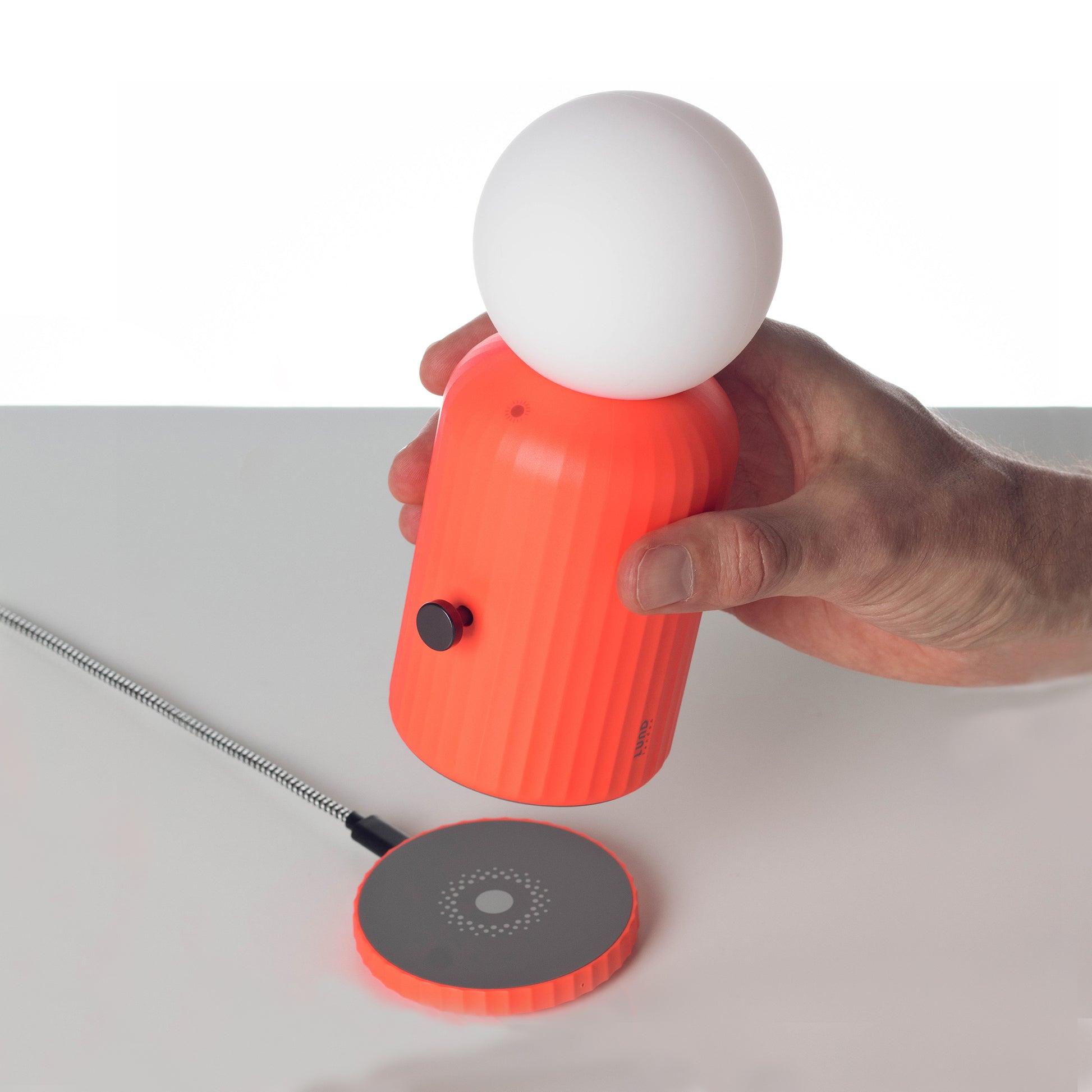 Original Lamp Coral│Lund London│Oplaadbaar│art. 7471│hand houdt lamp boven oplaadstation