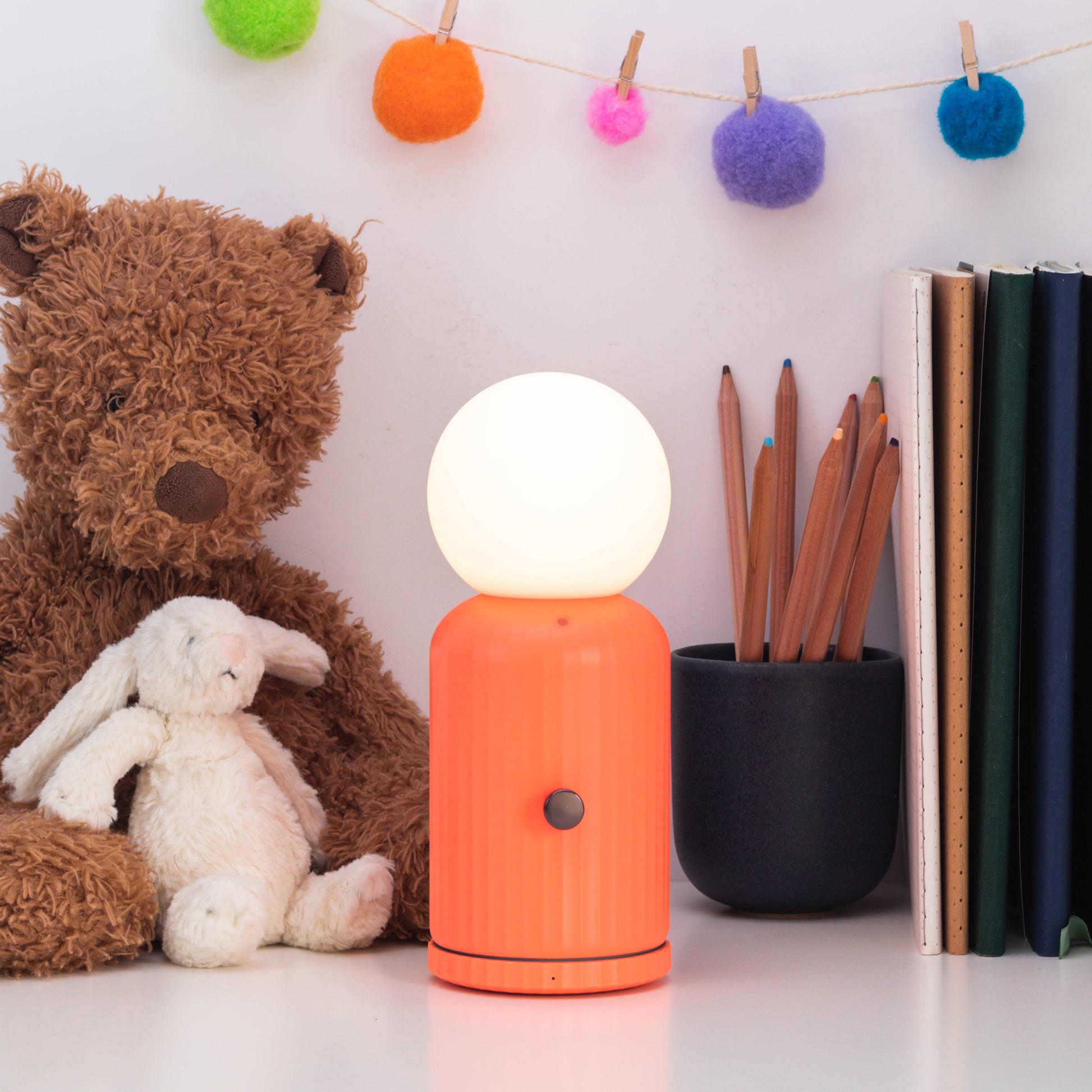 Original Lamp Coral│Lund London│Oplaadbaar│art. 7471│op tafel in kinderkamer