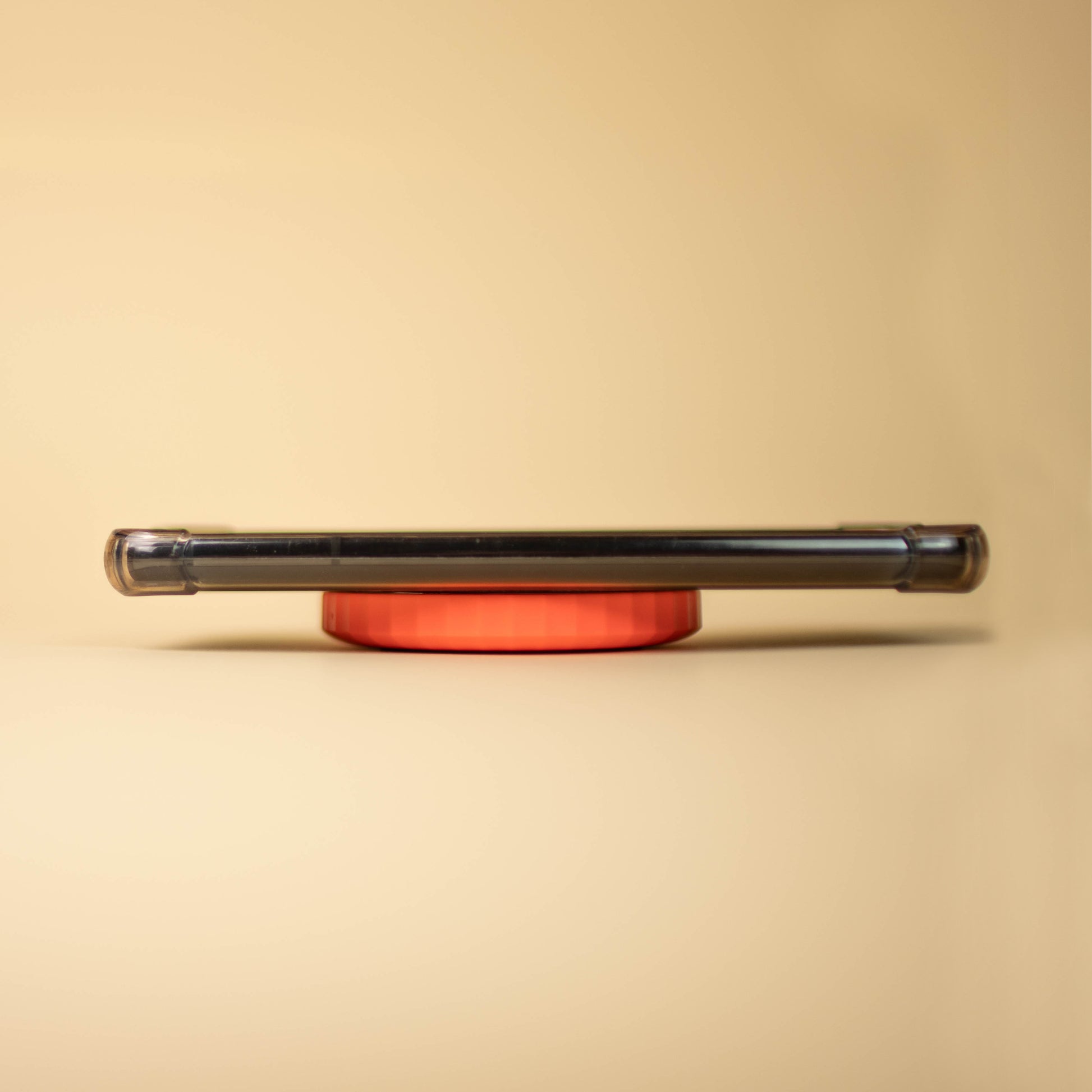 Skittle Oplaadbare Lamp Coral│Lund London│Draadloos│foto oplader met telefoon zijkant