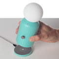 Original Lamp Mintgroen│Lund London│art. 7470│hand houdt lamp boven draadloze oplader