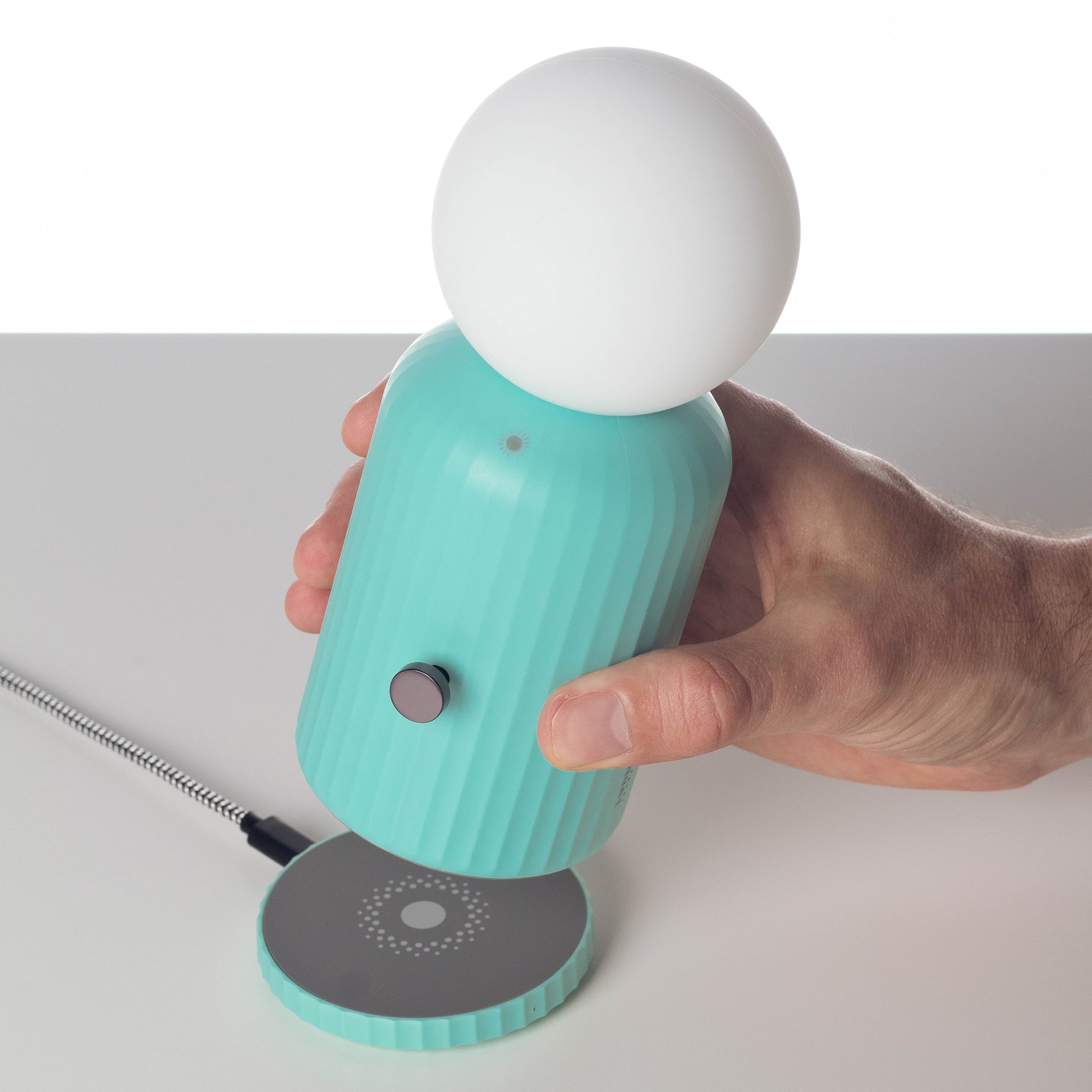 Original Lamp Mintgroen│Lund London│art. 7470│hand houdt lamp boven draadloze oplader