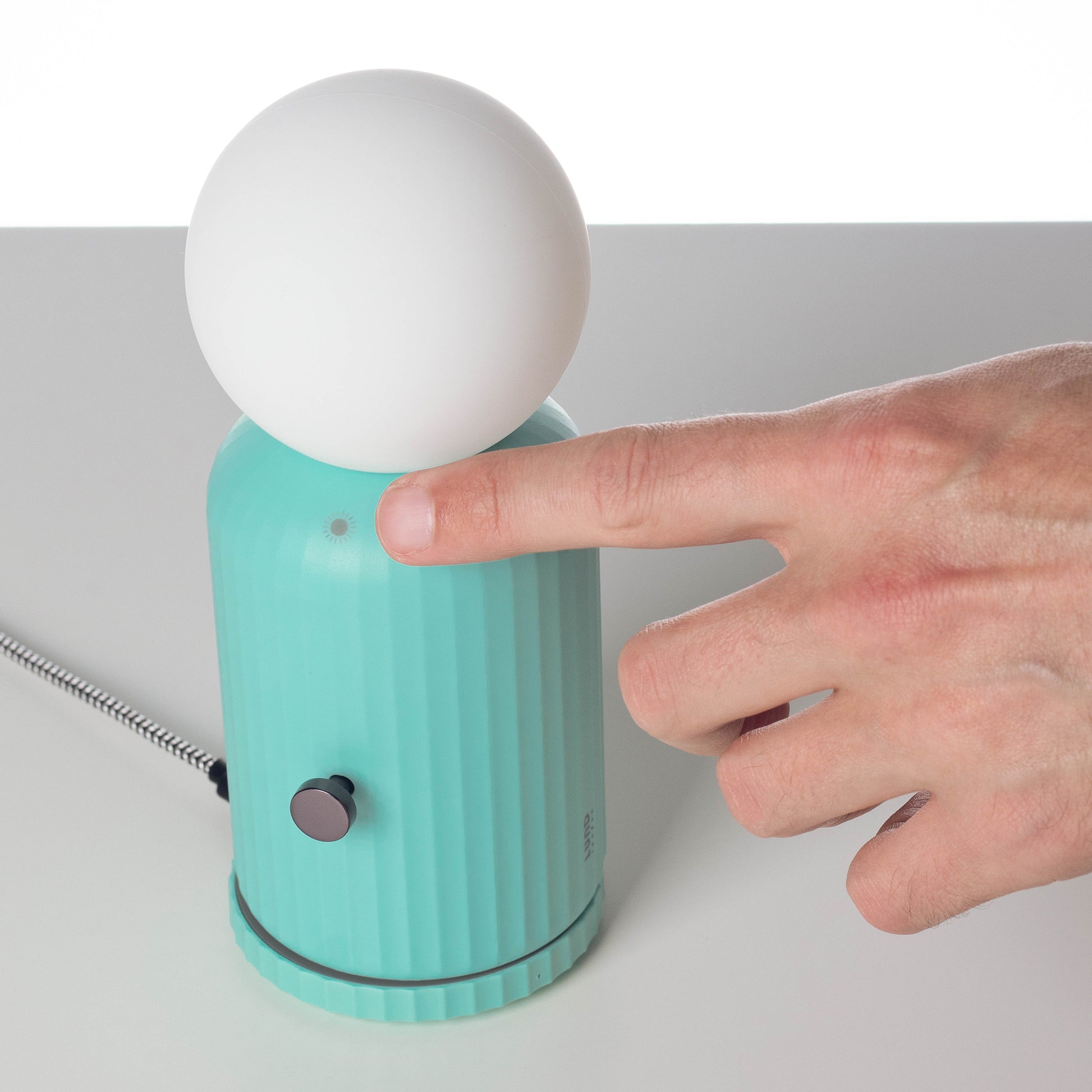 Original Lamp Mintgroen│Lund London│art. 7470│met vinger op touchknop