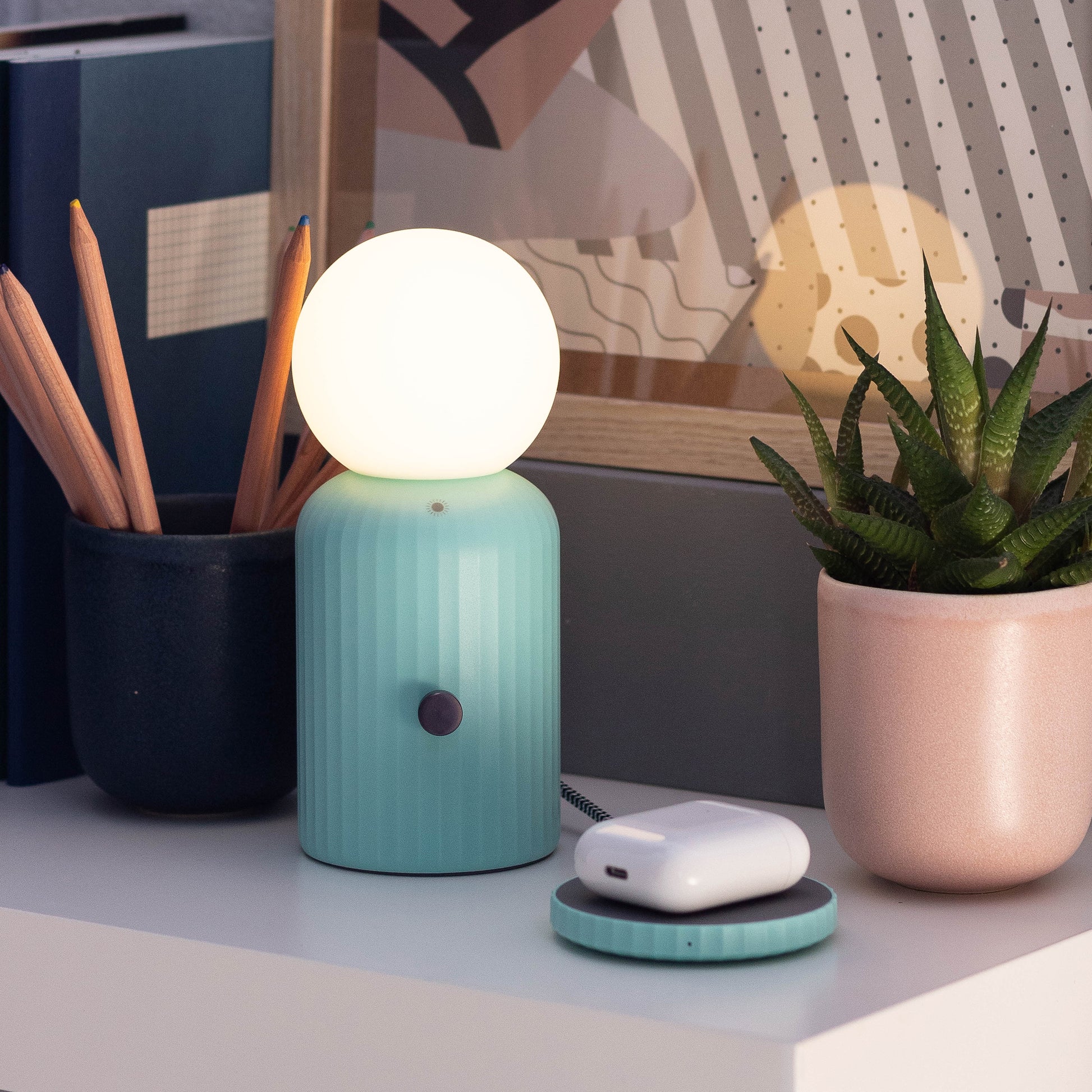 Original Lamp Mintgroen│Lund London│art. 7470│op bureau met oordopjes op oplader