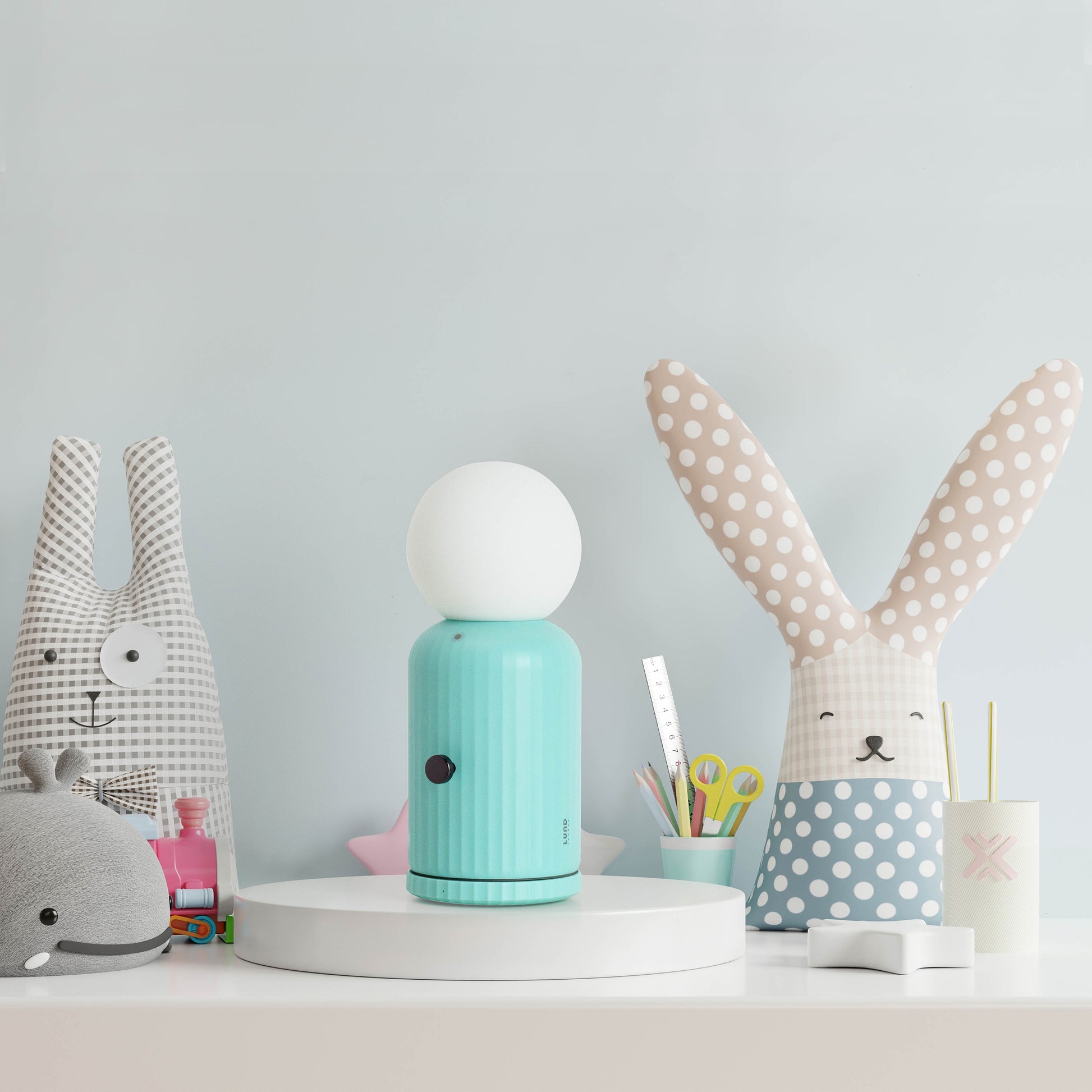 Original Lamp Mintgroen│Lund London│art. 7470│op tafel met kinderspeelgoed