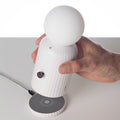 Original Lamp Wit│Lund London│Oplaadbare Tafellamp│art. 7478│hand houdt lamp boven oplader
