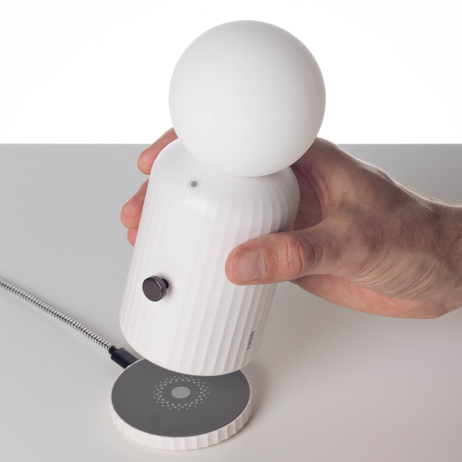 Original Lamp Wit│Lund London│Oplaadbare Tafellamp│art. 7478│hand houdt lamp boven oplader