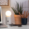 Original Lamp Wit│Lund London│Oplaadbare Tafellamp│art. 7478│ laptop en telefoon op oplader