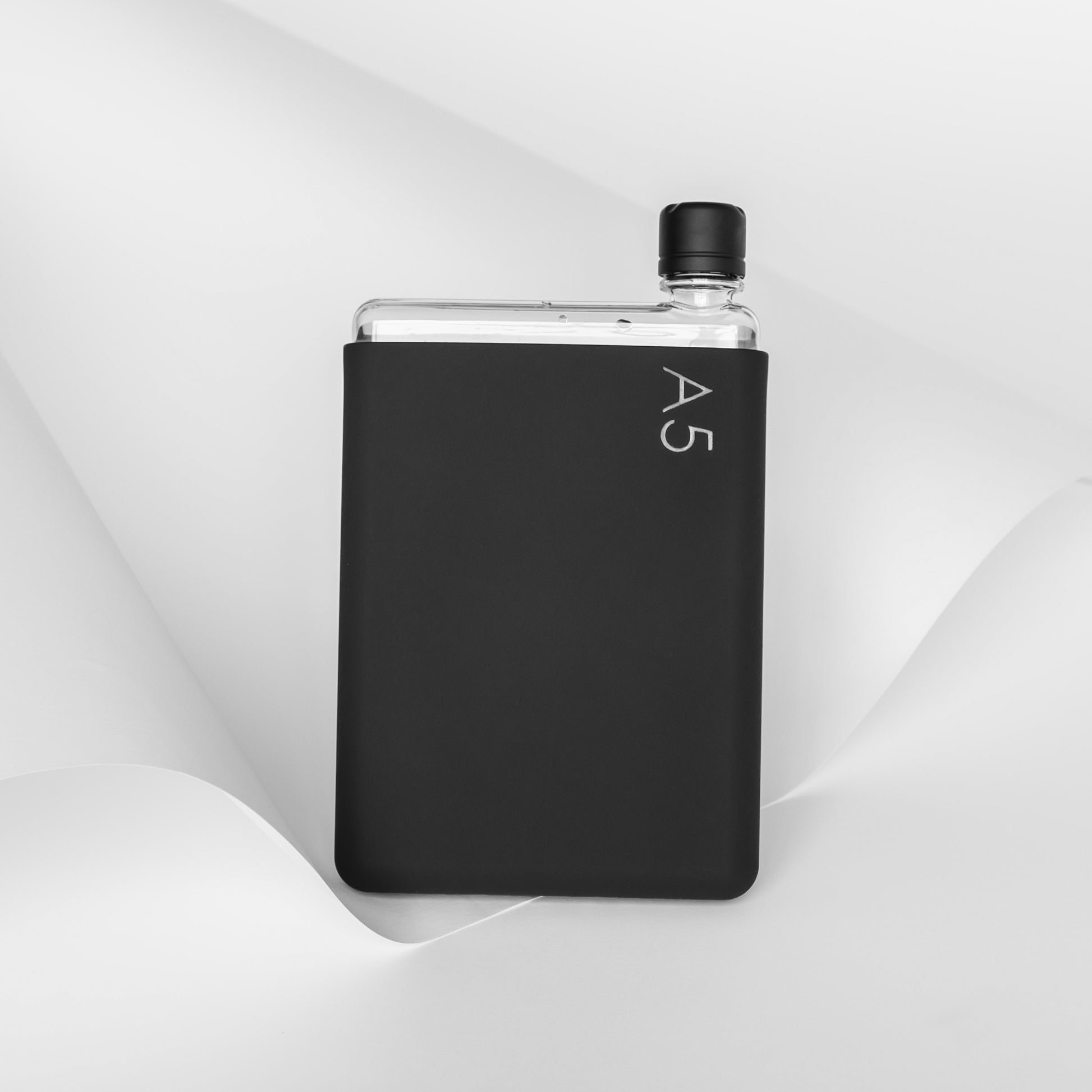 Memobottle Silicone Sleeve A5 Black Ink│Drinkfles│foto met papier op achtergrond