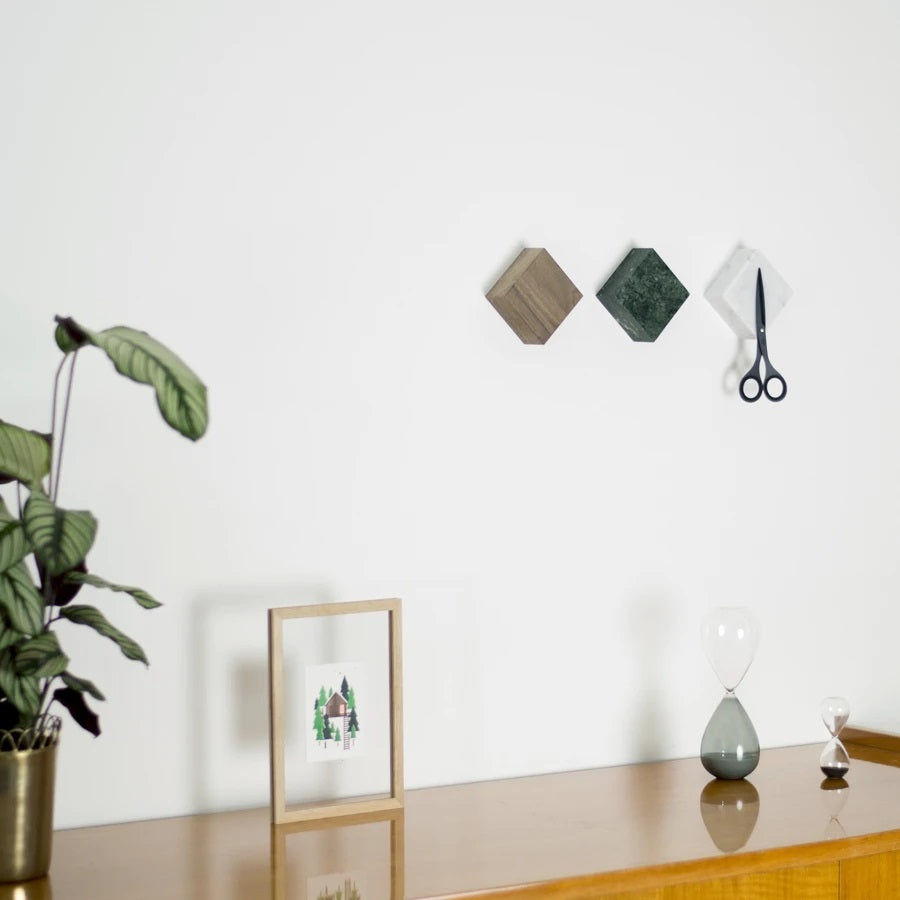 Monolyth is een magnetisch wandblok voor het opbergen van je sleutelbos, of het ophangen van je keukenmessen etc. Deze prachtige kubus van het Belgische merk kabinet van Look is verkrijgbaar in 5 verschillende marmersoorten en kan tot 3 kg aan gewicht dragen.