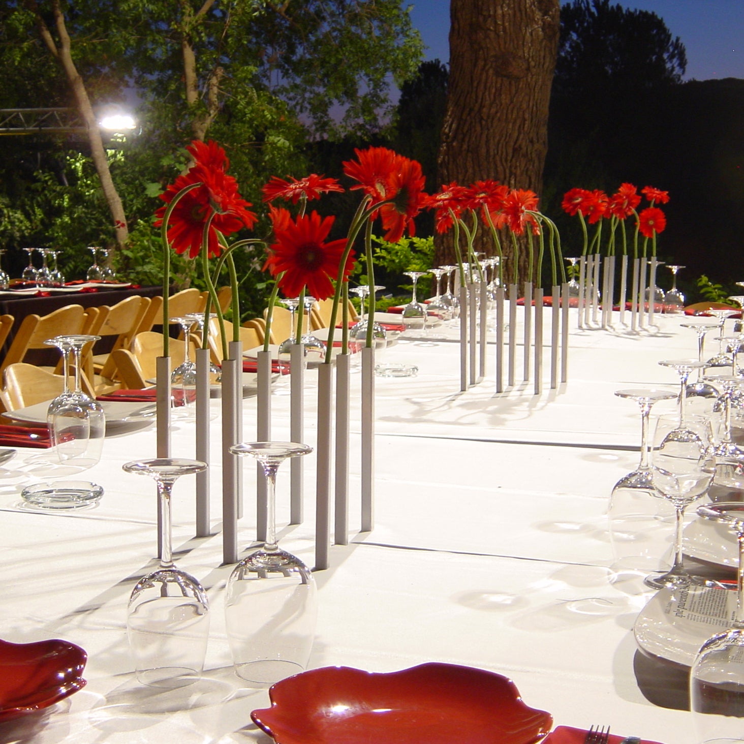 Magnetische Vaas Aluminium set van 5│art. PE543│met rode bloemen op gedekte tafel buiten