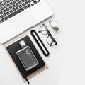 Memobottle A7│Platte Waterfles 180ml│art. M005R│op bureau naast laptop en buro-accessoires
