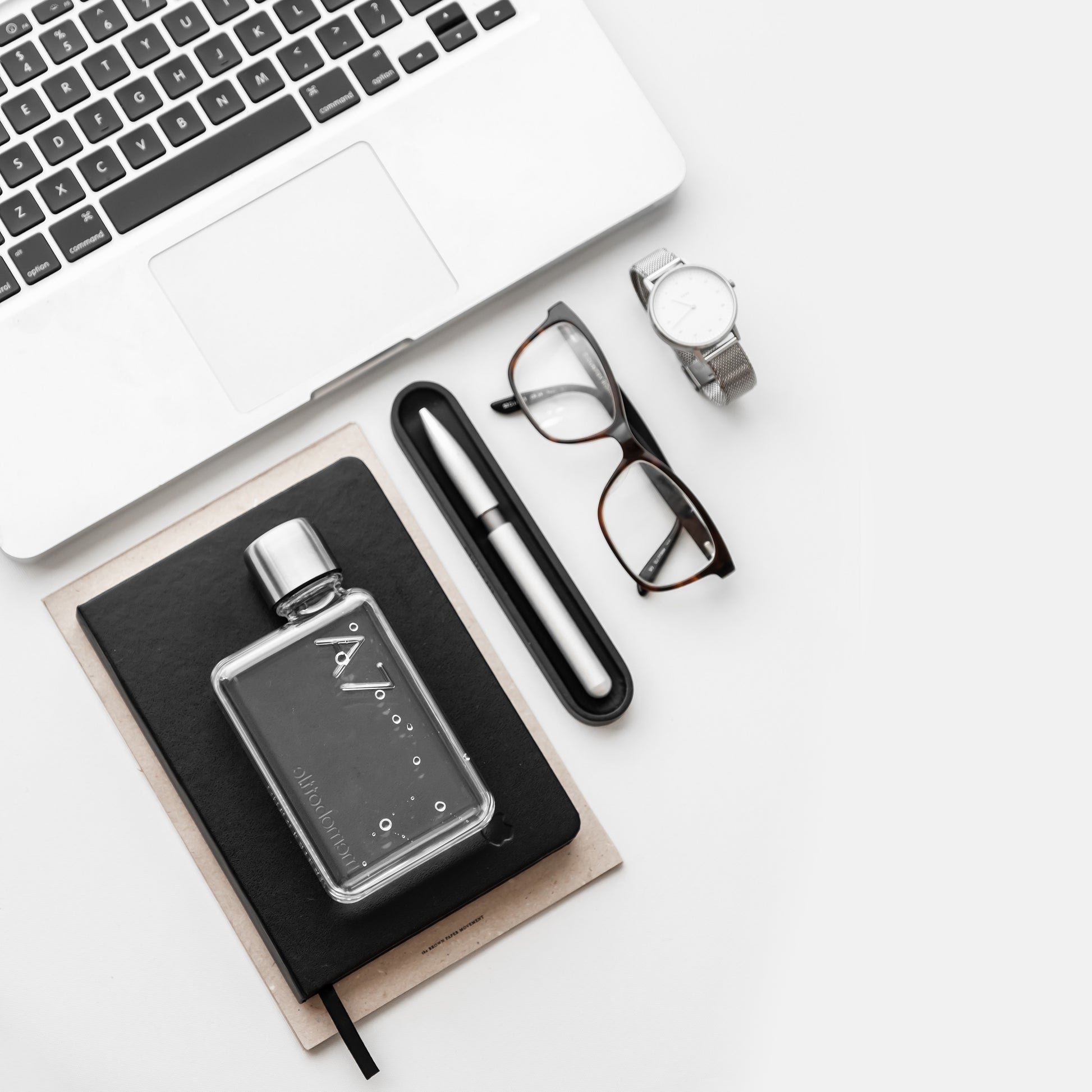 Memobottle A7│Platte Waterfles 180ml│art. M005R│op bureau naast laptop en buro-accessoires
