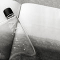 Memobottle A5│Platte Waterfles 750 ml│art. M002R│liggend op tijdschrift