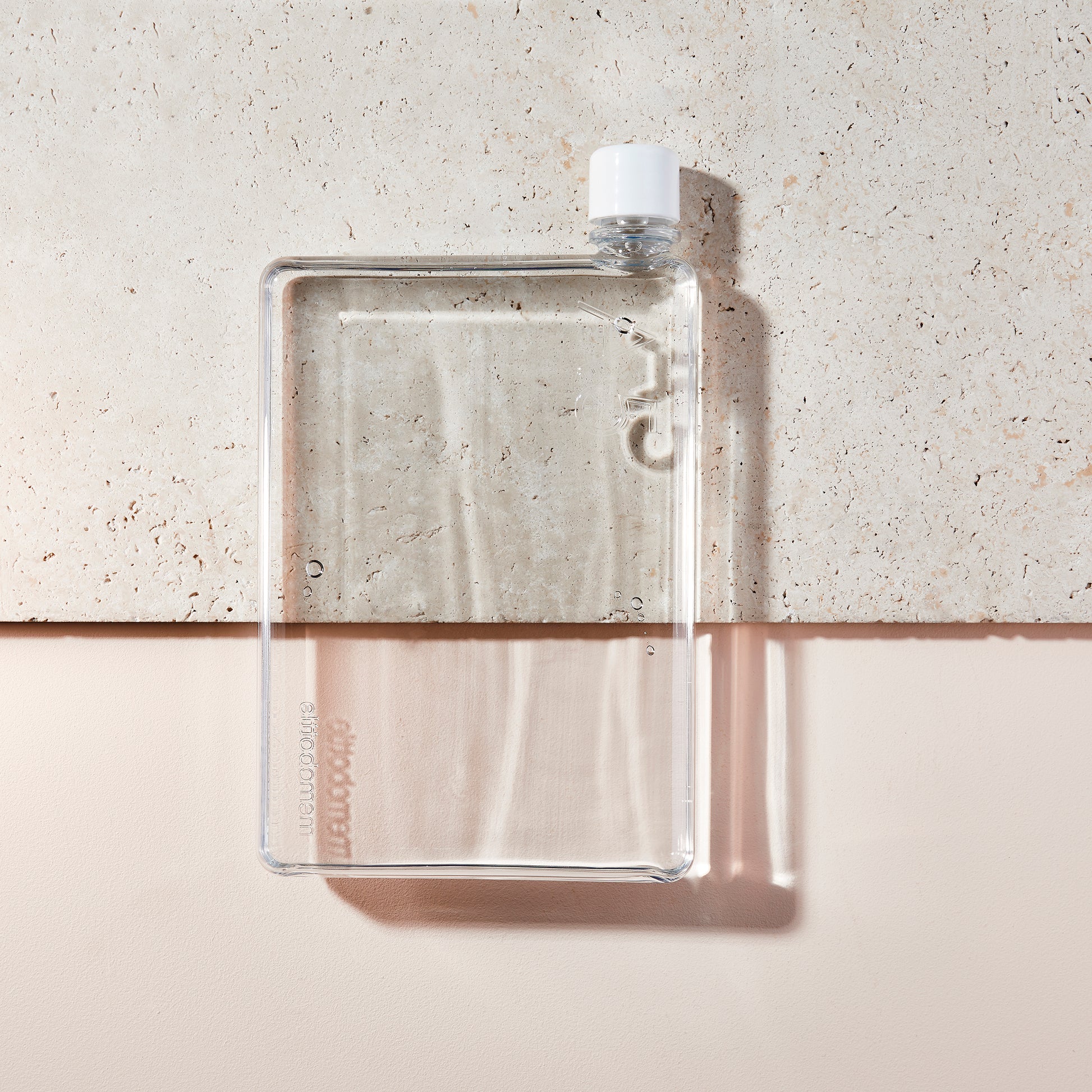 Memobottle A5│Platte Waterfles 750 ml│foto op ondergrond half steen en half glad