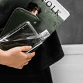 Memobottle A6│Platte Waterfles 375 ml│art. M001R│in hand van vrouw met portemonnee en tijdschrift