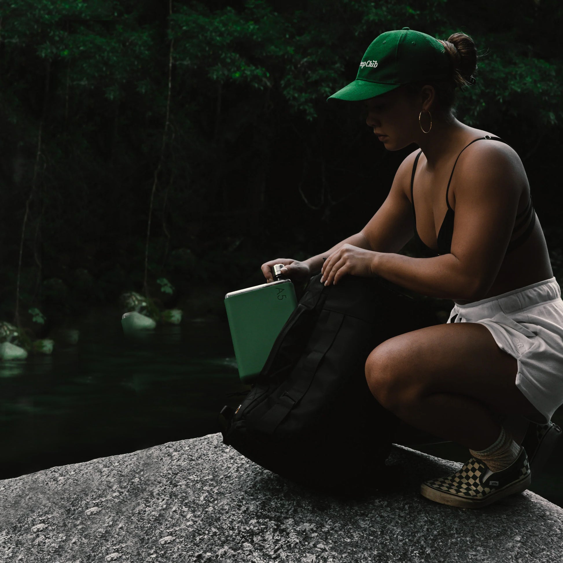 Memobottle Silicone Sleeve A5 Moss Green│Drinkfles│foto bij meertje met waterfles in rugzak