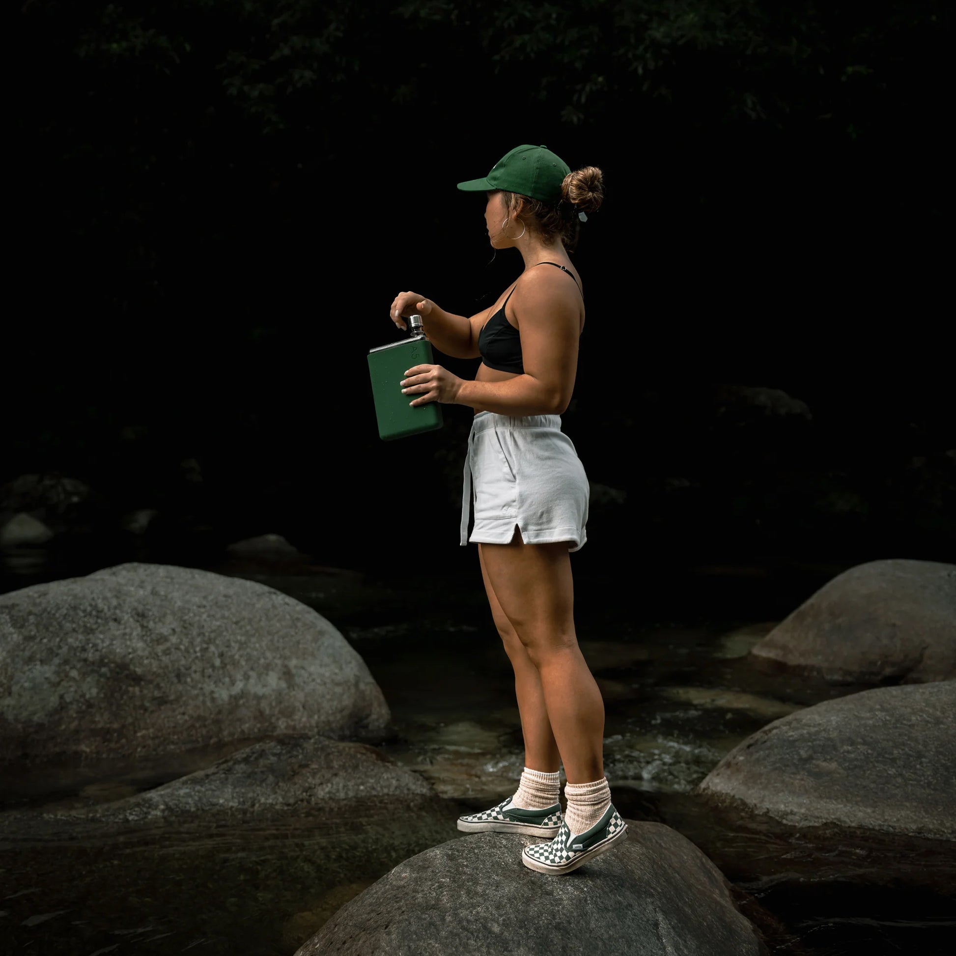 Memobottle Silicone Sleeve A5 Moss Green│Drinkfles│foto met model op rotsblok in water