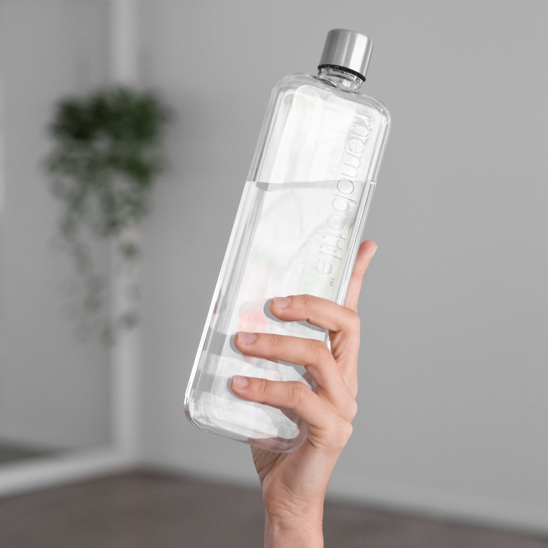 Memobottle Slim│Platte Waterfles 450ml│foto volle waterfels in hand