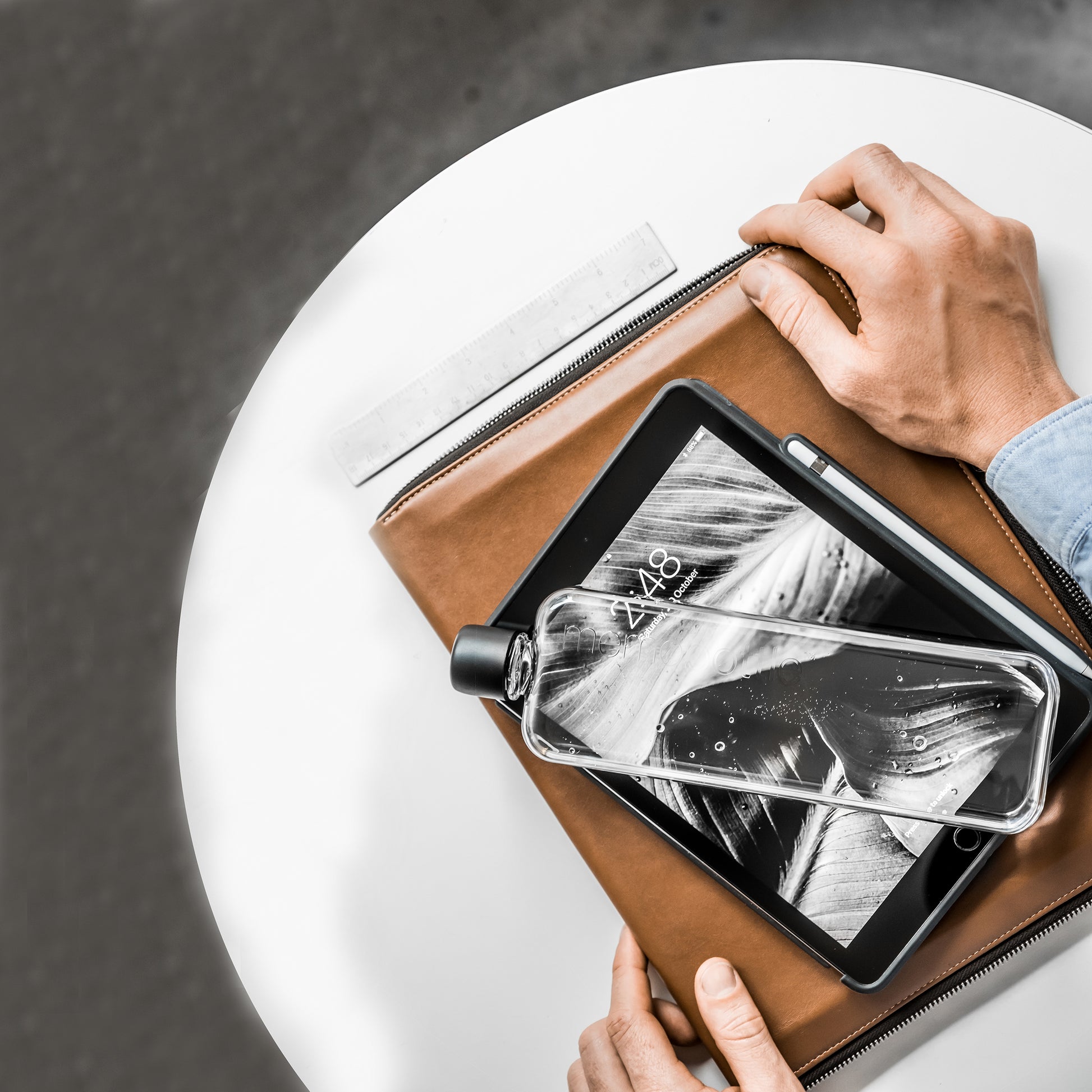 Memobottle Slim│Platte Waterfles 450ml│foto op ronde tafel met Ipad