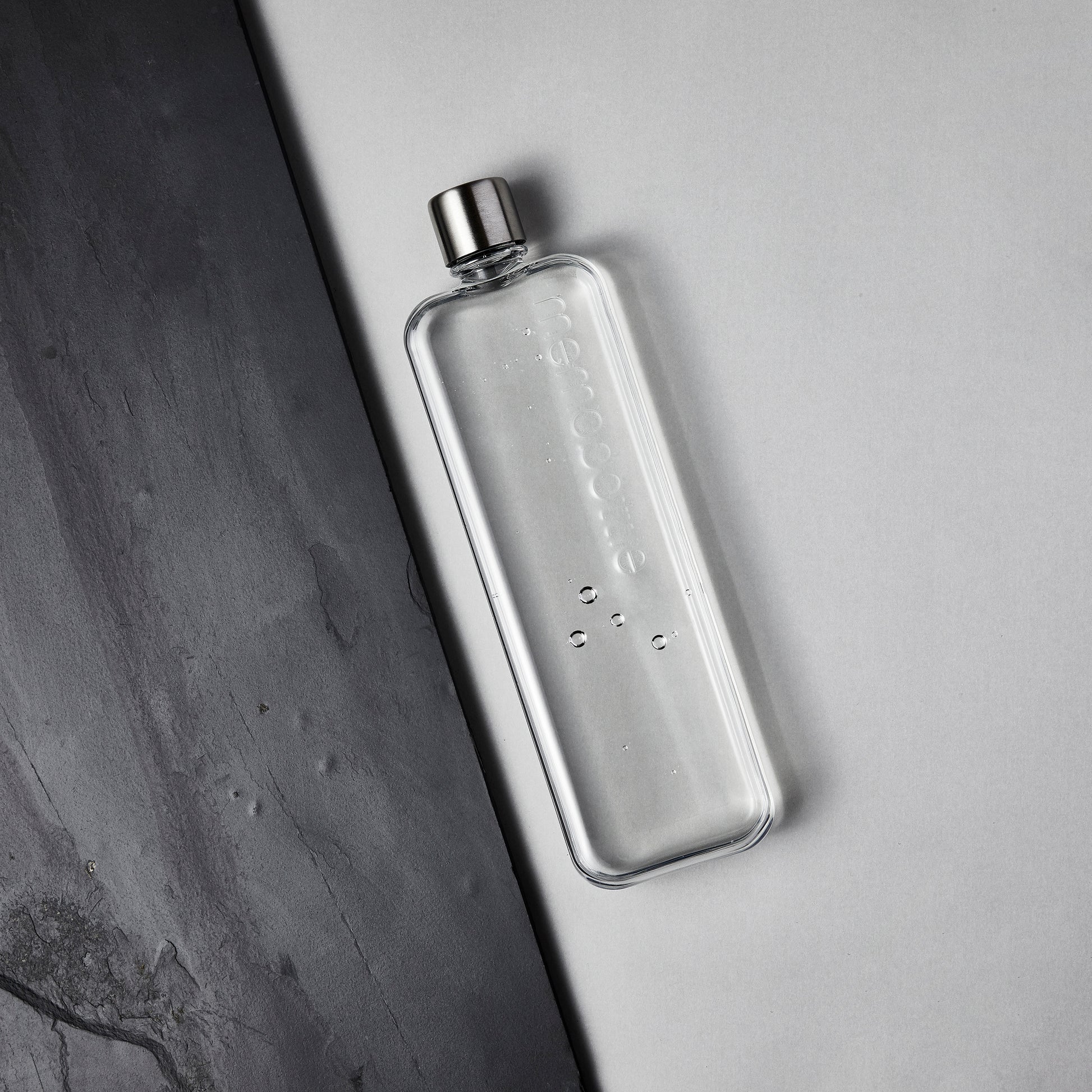 Memobottle Slim│Platte Waterfles 450ml│foto naast leisteen