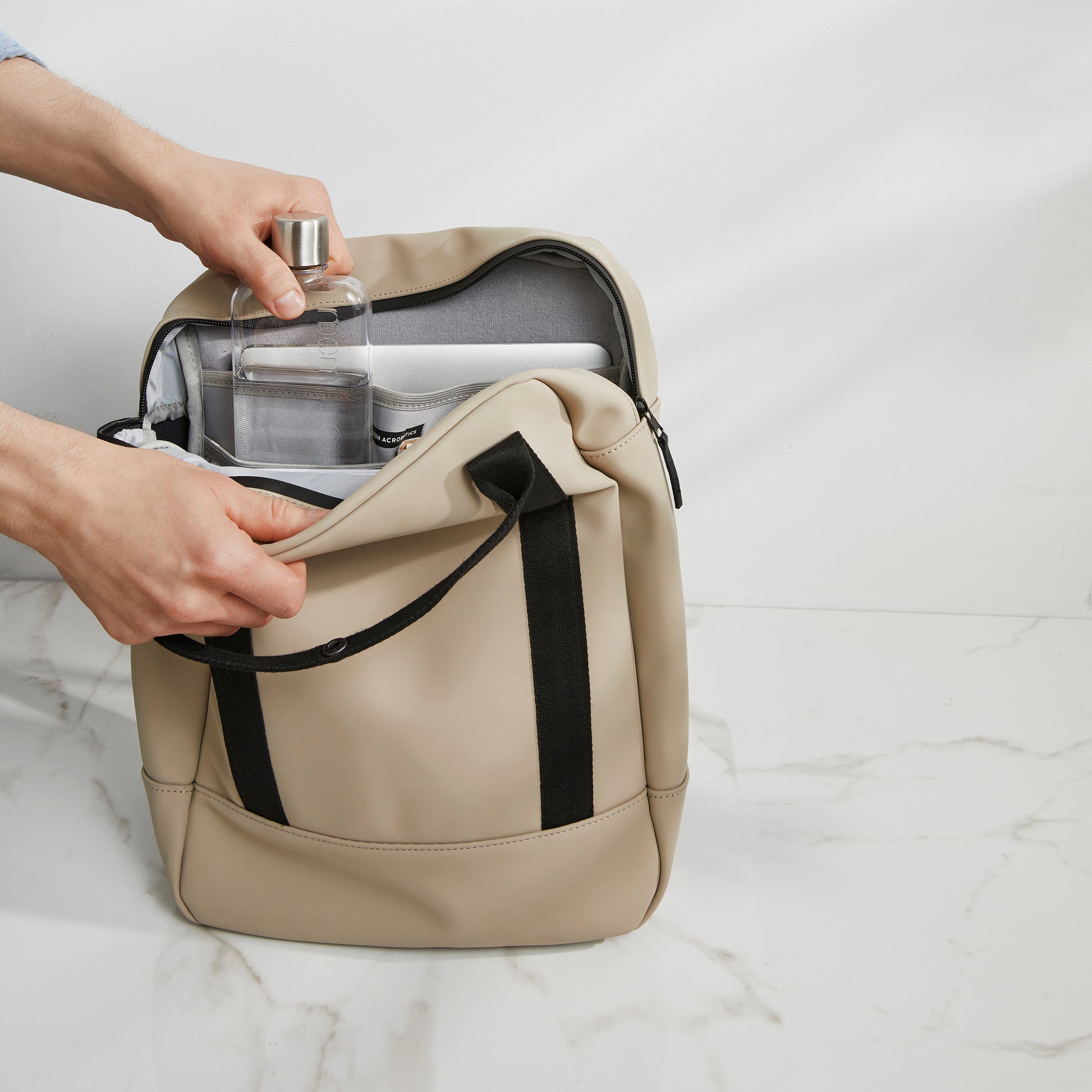 Memobottle Slim│Platte Waterfles 450ml│foto met volle fels in rugzak