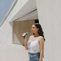 Memobottle Stainless Steel A7 Zwart│Drinkfles│lifestyle foto in hand met drinkbeweging