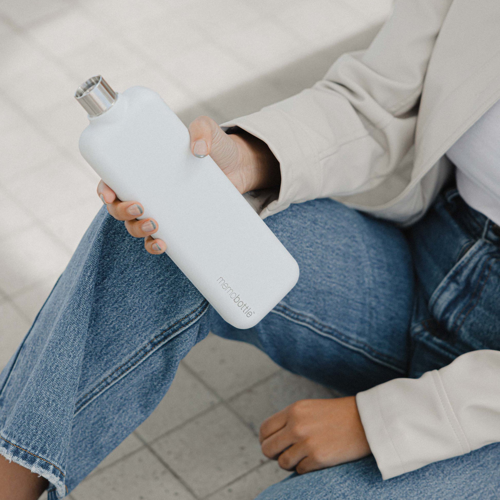 Memobottle Stainless Steel Slim│Drinkfles│foto met Memobottle in hand