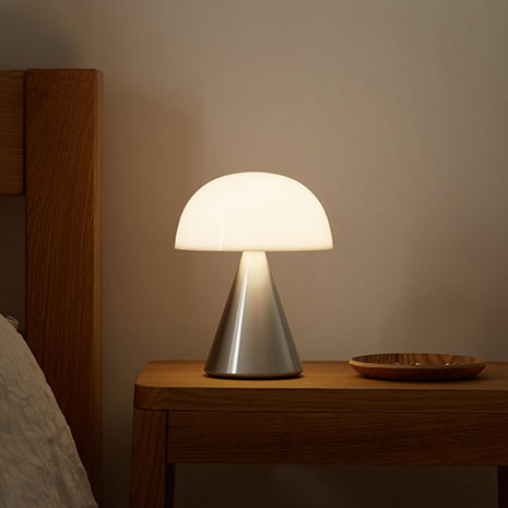 Lexon Mina Large Oplaadbare Tafellamp Aluminium│art. LH65MAP│op houten tafeltje naast bed