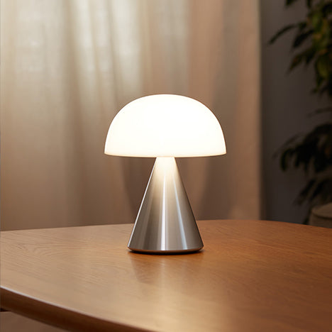 Lexon Mina Large Oplaadbare Tafellamp Aluminium│art. LH65MAP│op houten eettafel
