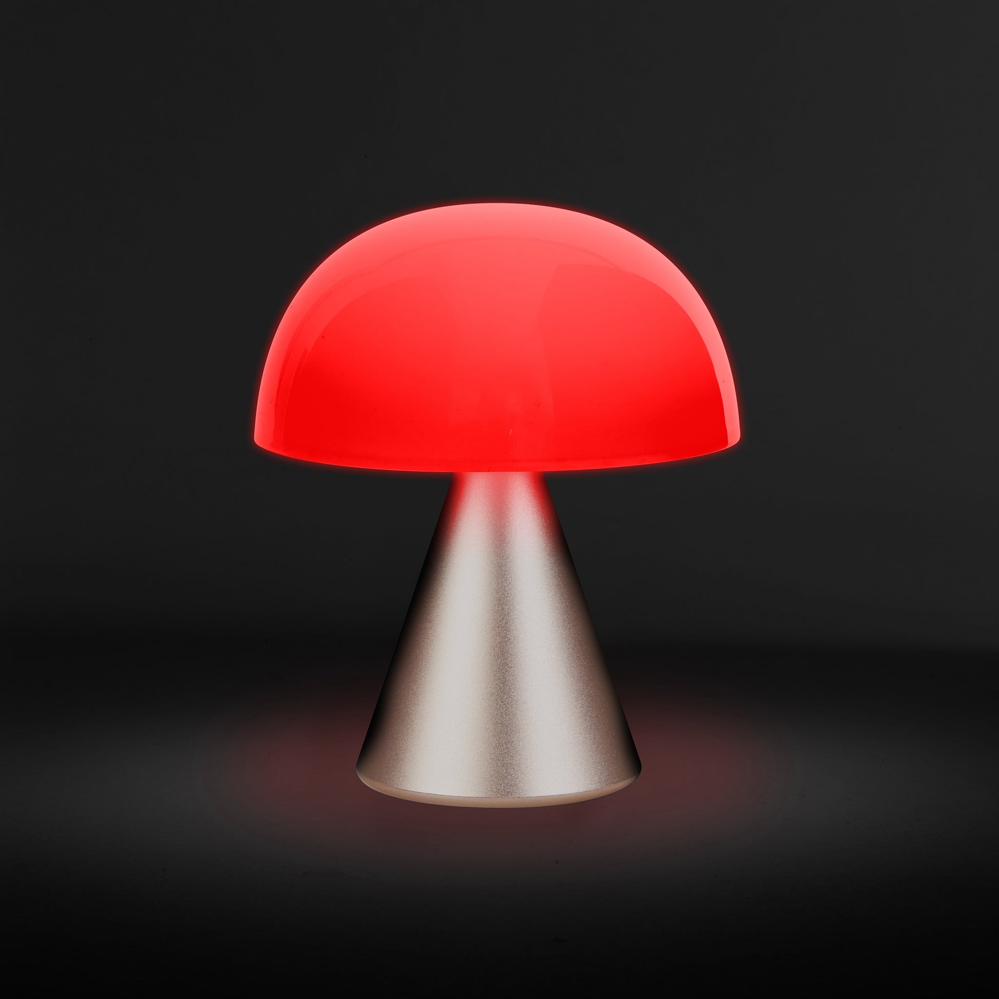 Lexon Mina Goud│Oplaadbare LED-Lamp│art. LH64MD│vooraanzicht met rood licht aan