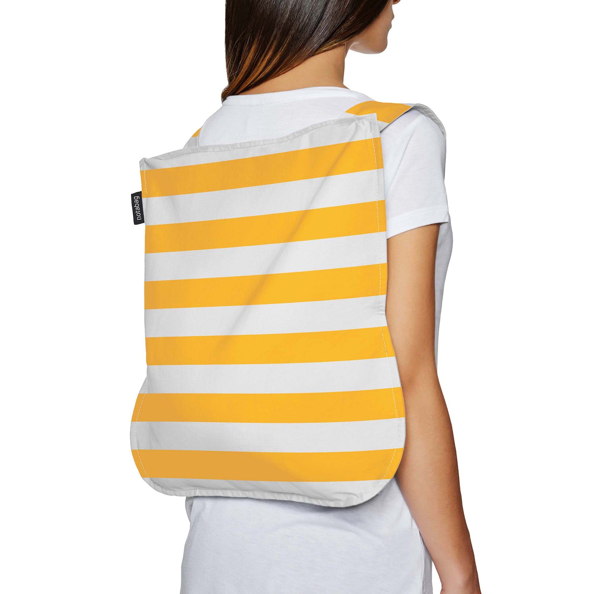 Notabag Golden Stripes│art. NB-P-GST5│vrouw met rugzak voor witte achtergrond