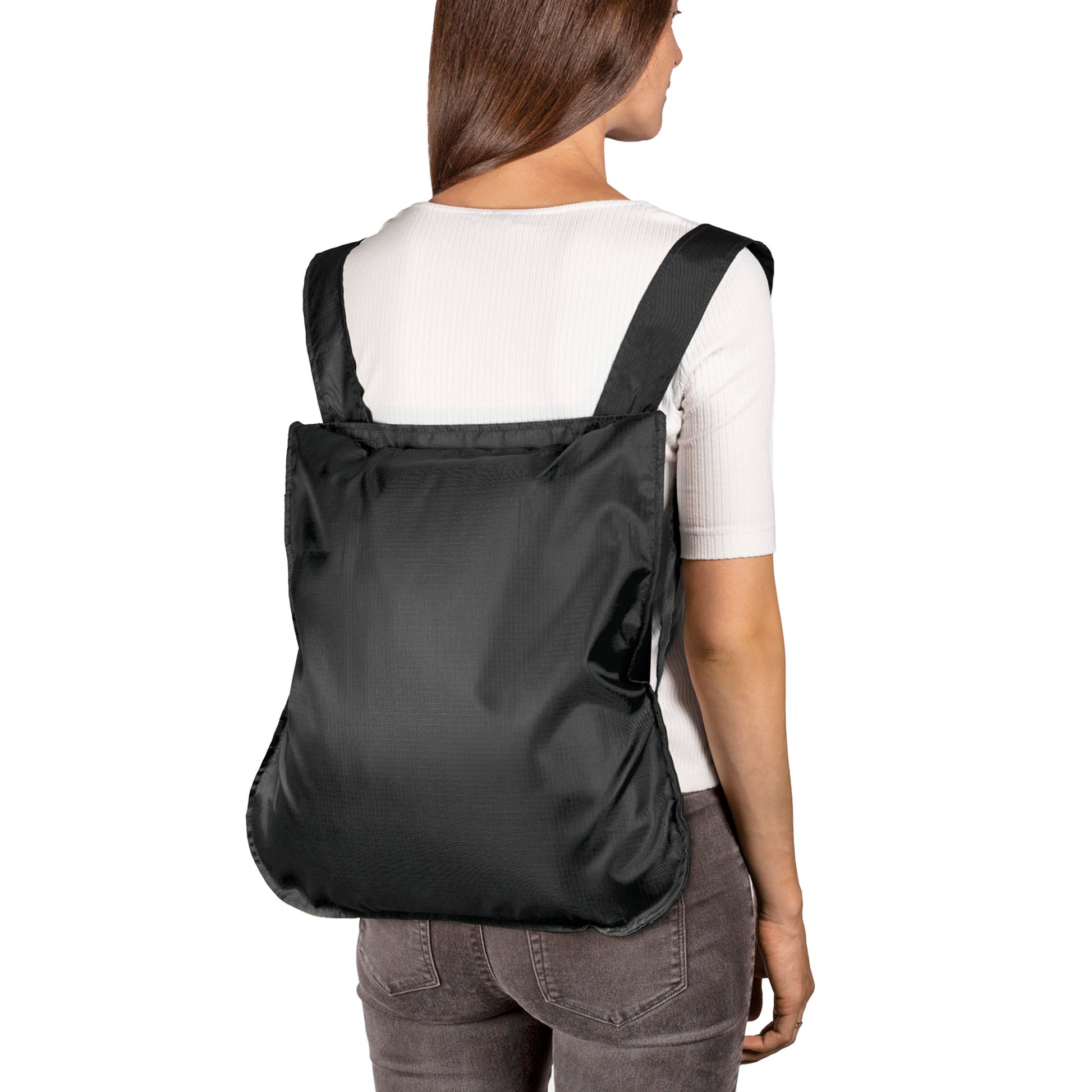 Notabag Recycled Zwart│art. NB-RE-BK5│vrouw draagt rugzak met witte achtergrond