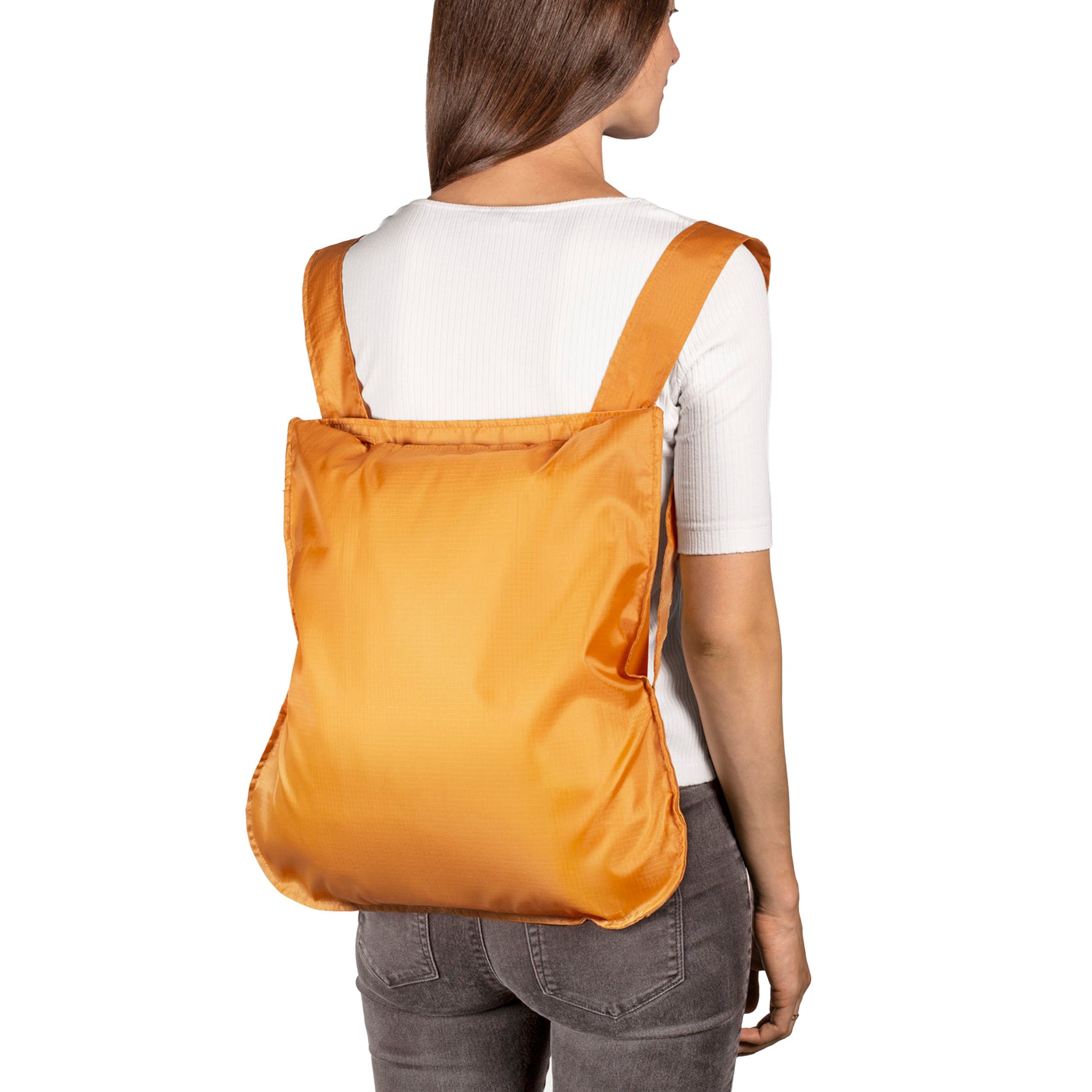 Notabag Recycled Mosterd Geel│art. NB-RE-MD5│vrouw draag rugzak met witte achtergrond
