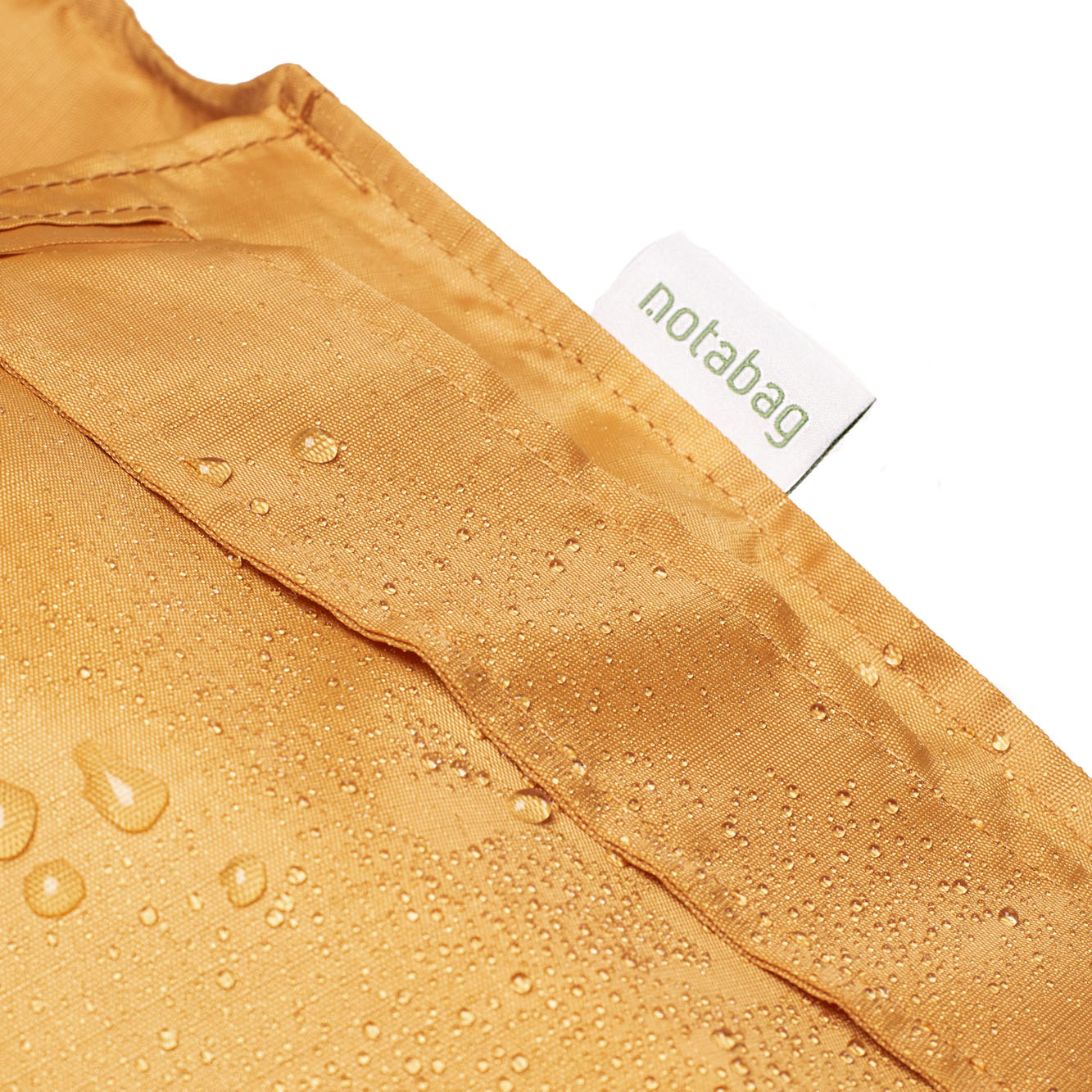 Notabag Recycled Mosterd Geel│art. NB-RE-MD5│detail label met regendruppels
