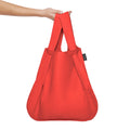 Notabag Original Rood│art. NB-O-RD5│Rugzak en Shopper│tas met inhoud vastgehouden in hand