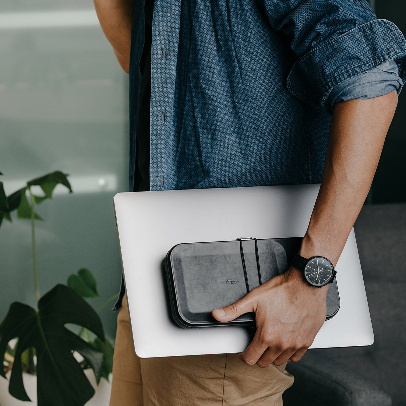 Orbitkey Nest Portable Organizer│Black│Lifestyle Foto met laptop in hand